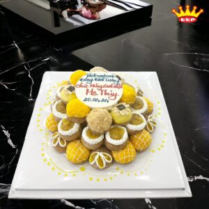 Bánh su kem sinh nhật tặng đồng nghiệp